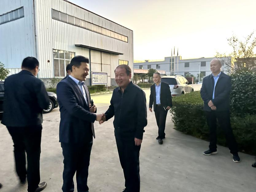 【奔月動態】信陽市平橋區委副書記、區政府區長劉慶東一行蒞臨奔月電氣走訪調研